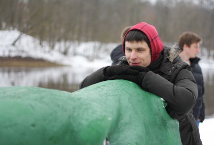 Svajingai parimęs Andrius.. ar tik ne sufleruoja Dinui, ką meilaus filologėms pasakyti?